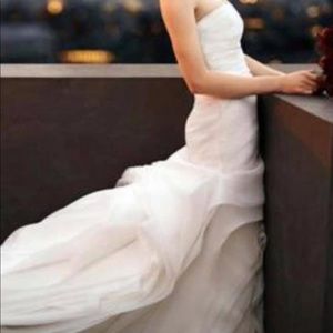 Vera Wang White Organza Wedding Gown